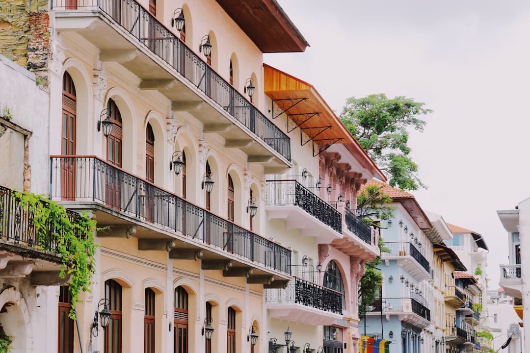 Rząd kolorowych, historycznych budynków z balkonami i kutymi balustradami.