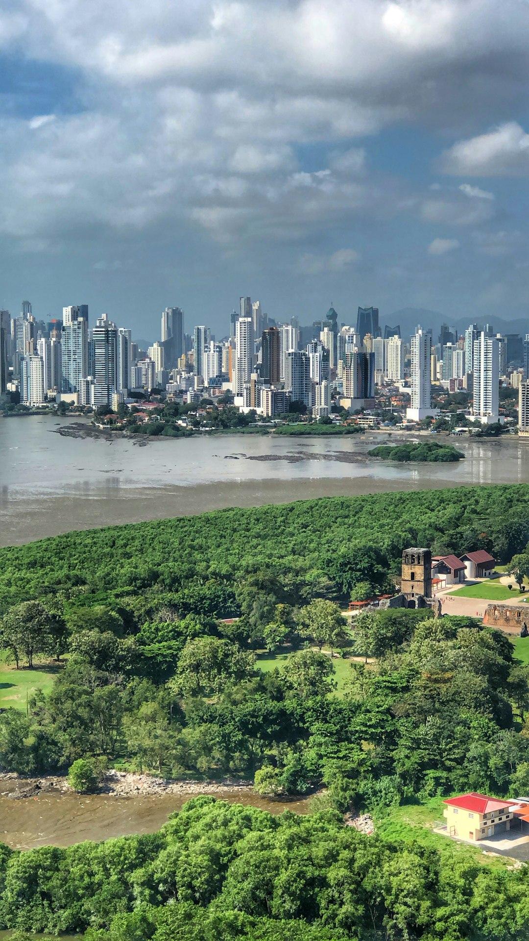 Panorama miasta Panama z ruinami Panamá Viejo i zielenią.