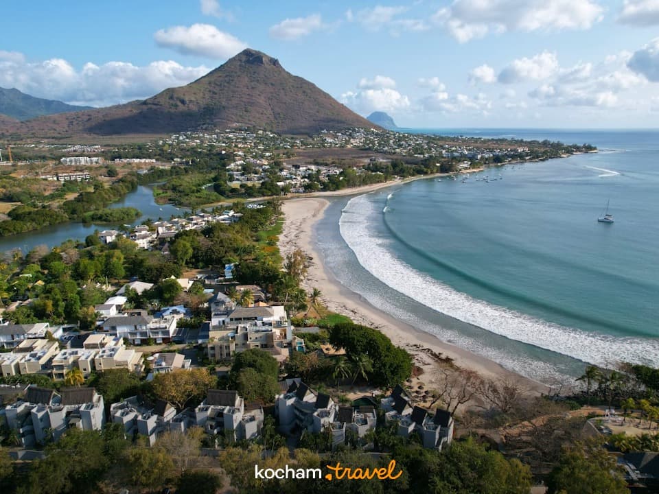 Panoramiczny widok Mauritiusa: góra, plaża, turkusowa woda, miasteczko, rzeka.