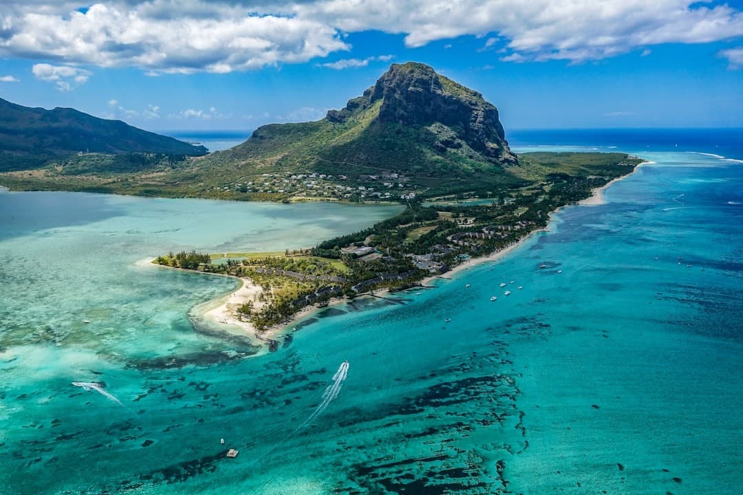 Panoramiczny widok Le Morne Brabant, Mauritius, turkusowa woda, luksusowe kurorty.