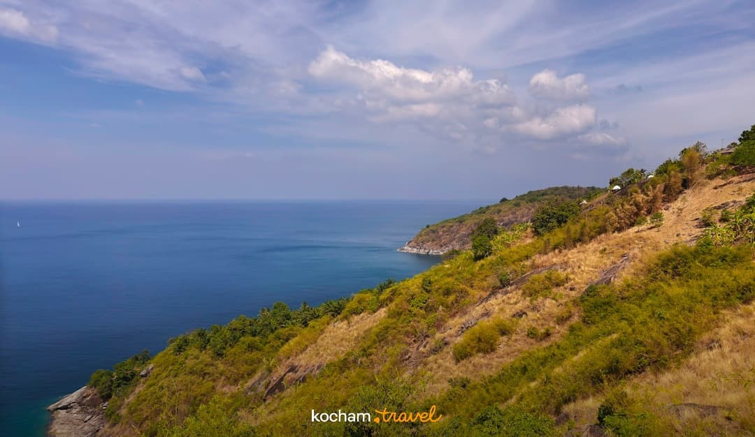 Panoramiczny widok tropikalnego wybrzeża, wzgórza i błękitnego oceanu.