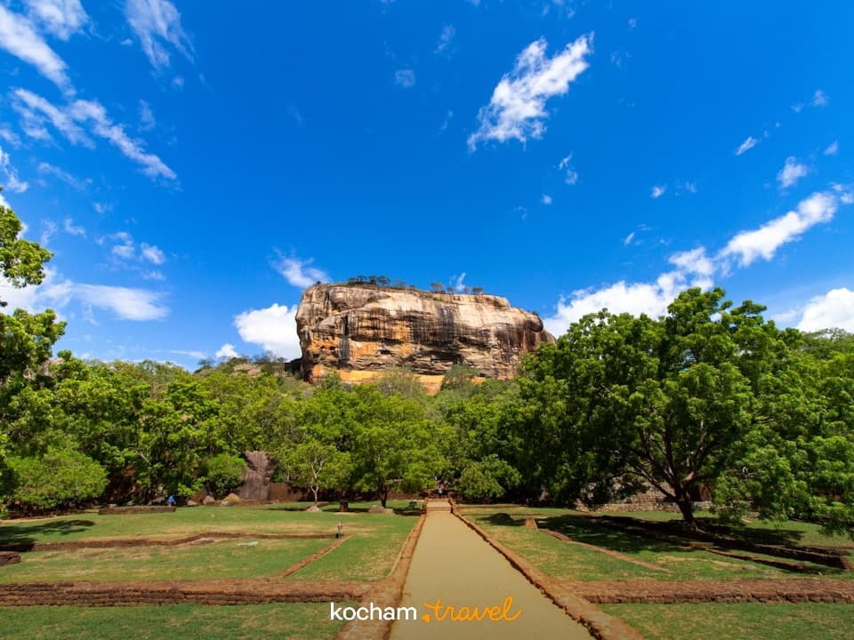 Majestatyczna skalna forteca Sigiriya, Sri Lanka, otoczona bujną zielenią.
