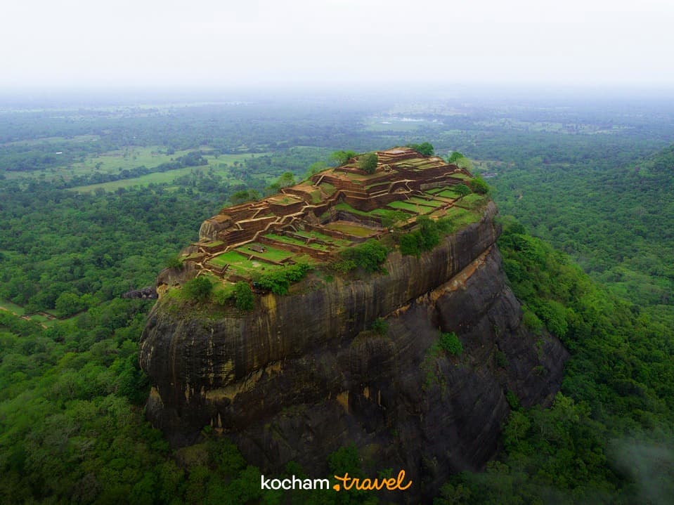 Sigiriya skalna forteca, starożytne ruiny, zielona dżungla Sri Lanki.