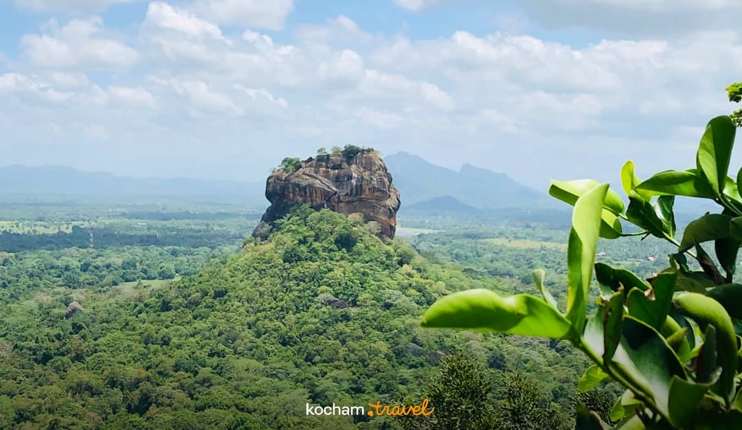 Panoramiczny widok na Sigiriya, skalną fortecę otoczoną lasem.