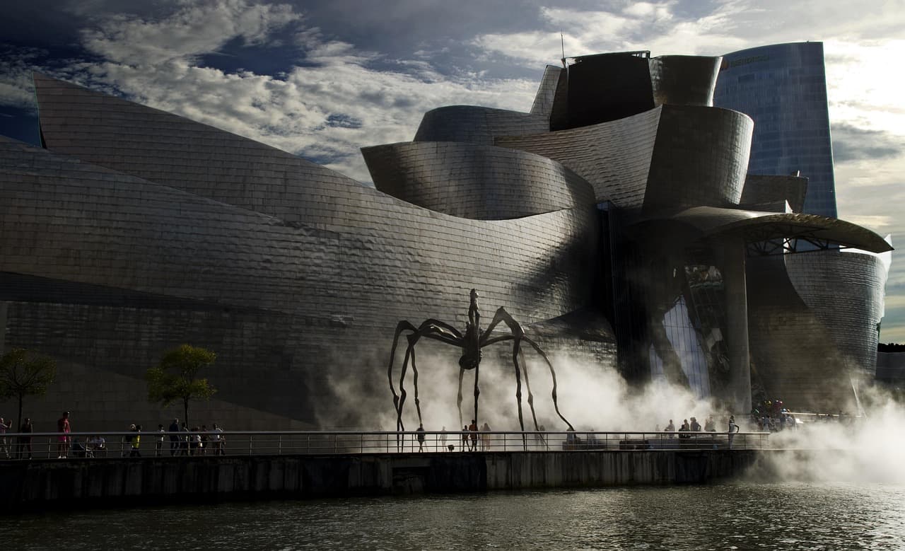 Muzeum Guggenheima Bilbao, rzeźba Maman, tytanowa fasada, mgła nad rzeką.