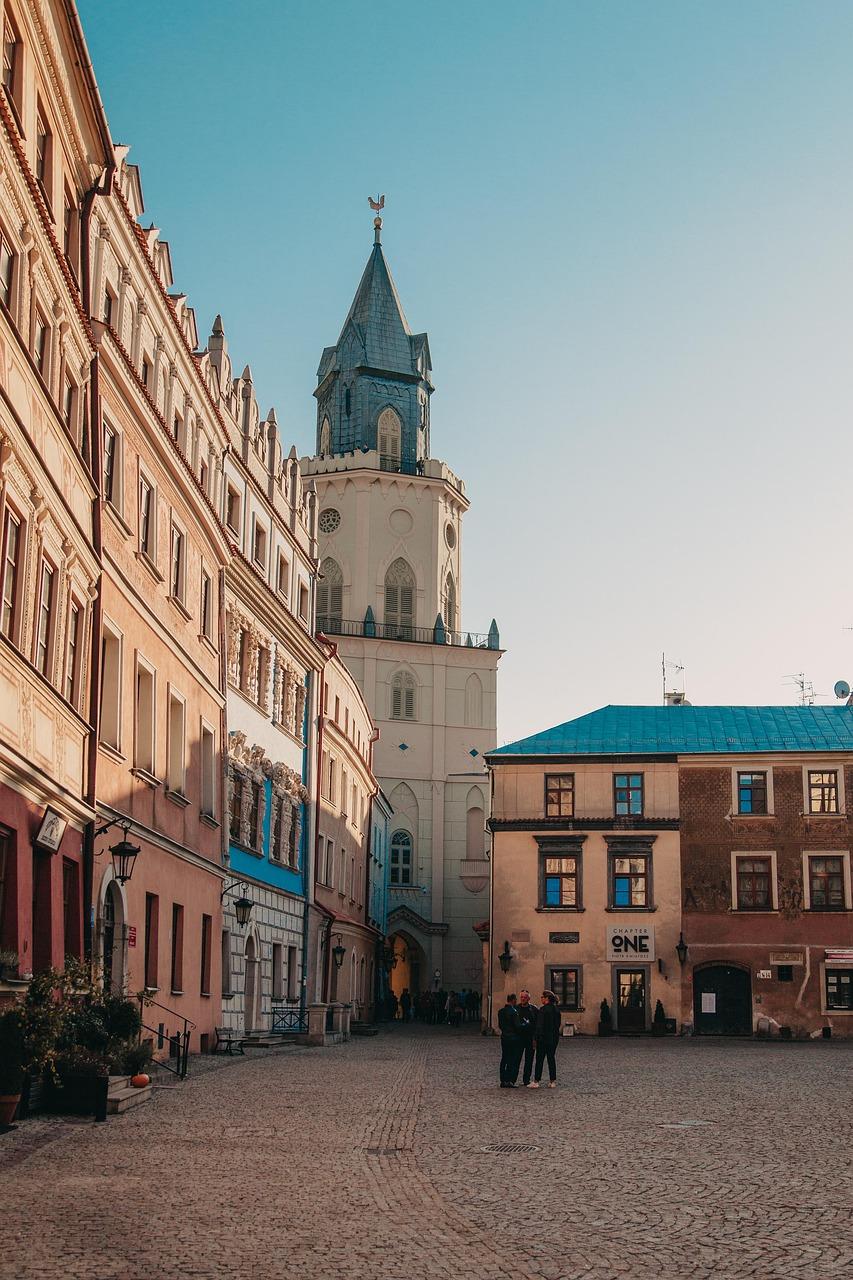 Zabytkowa Brama Krakowska i kolorowe kamienice Starego Miasta w Lublinie.