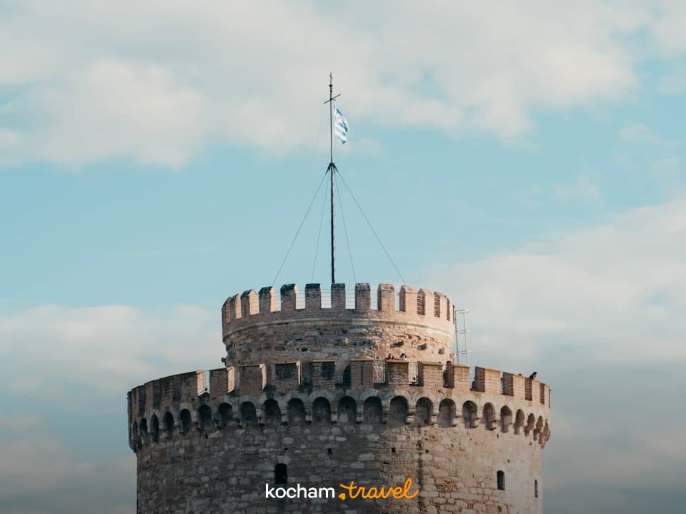 Historyczna Biała Wieża w Salonikach, Grecja, pod błękitnym niebem.