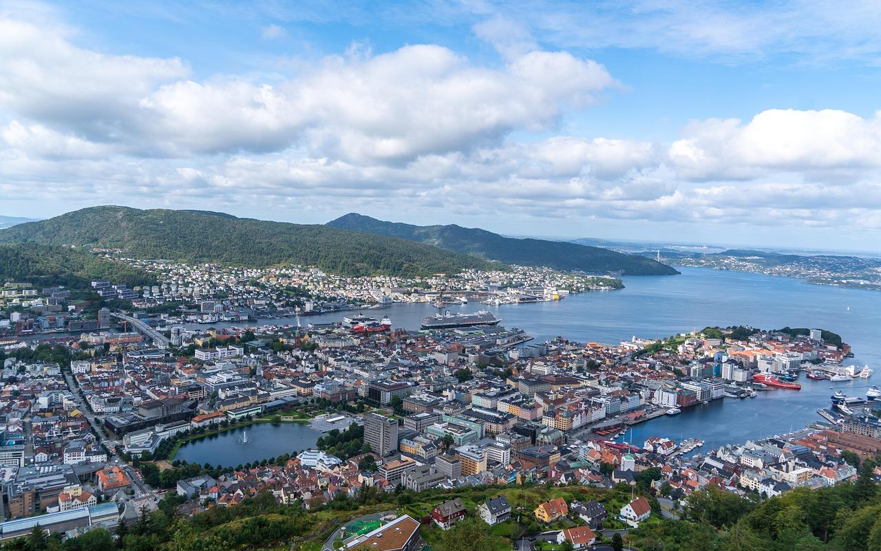 Panoramiczny widok na Bergen, Norwegia: miasto, port, góry i fiord.