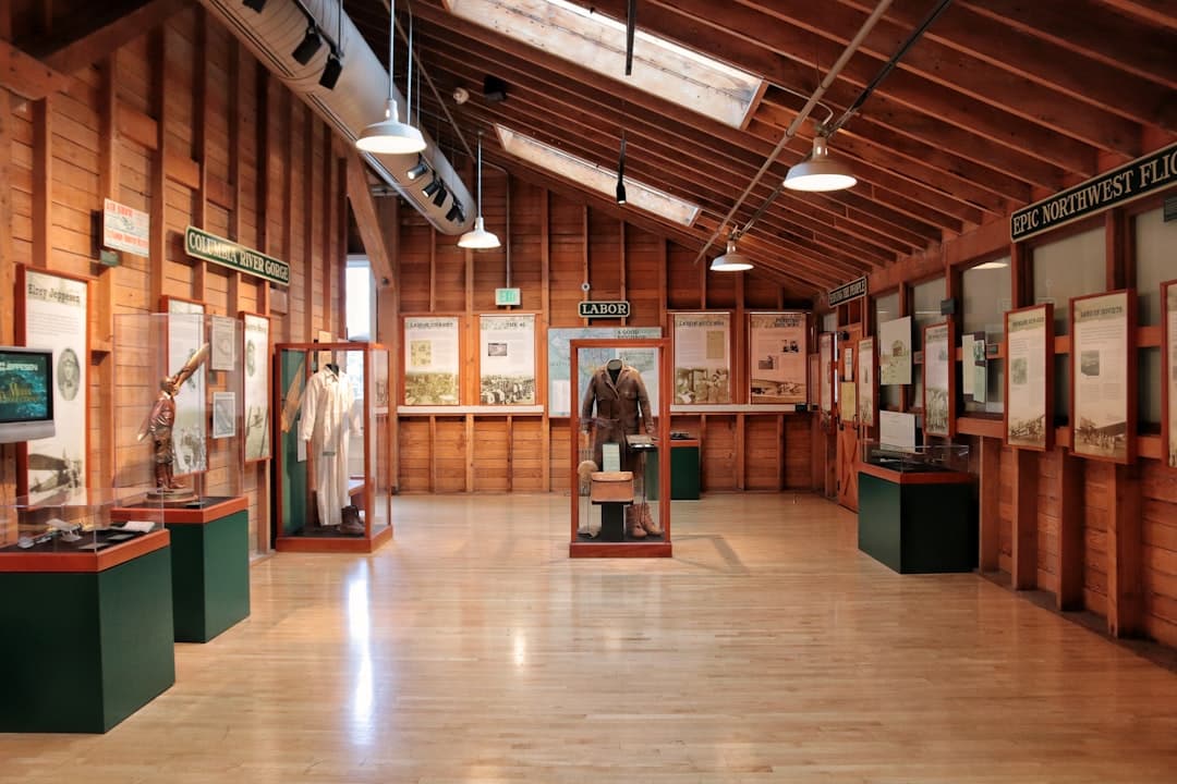 Muzeum historii regionu z wystawami o pracy i lotnictwie