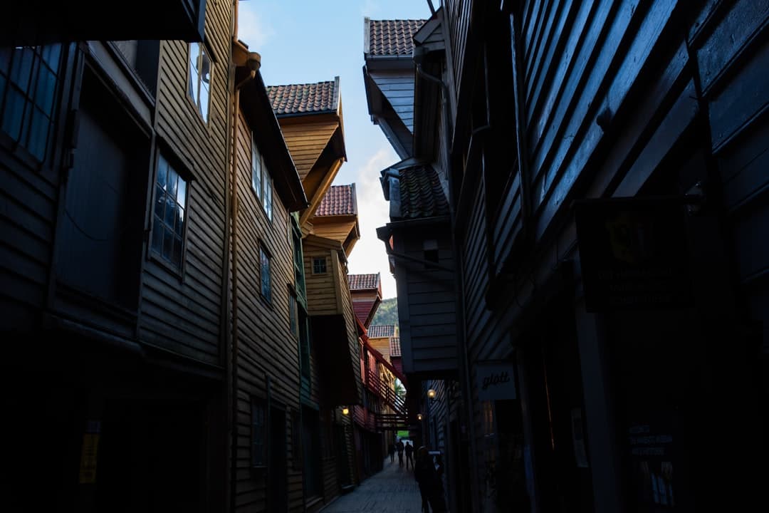 Zabytkowe drewniane domy wzdłuż wąskiej uliczki Bergen, Norwegia.