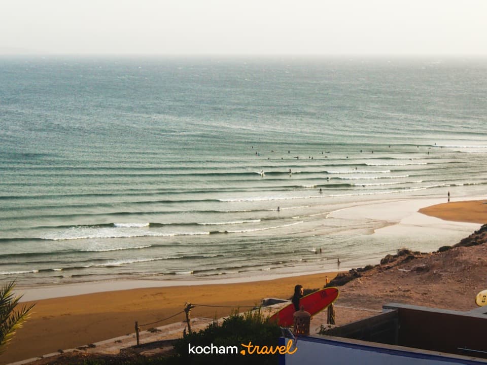 Wybrzeże oceanu z surferami, plażą i deskami surfingowymi