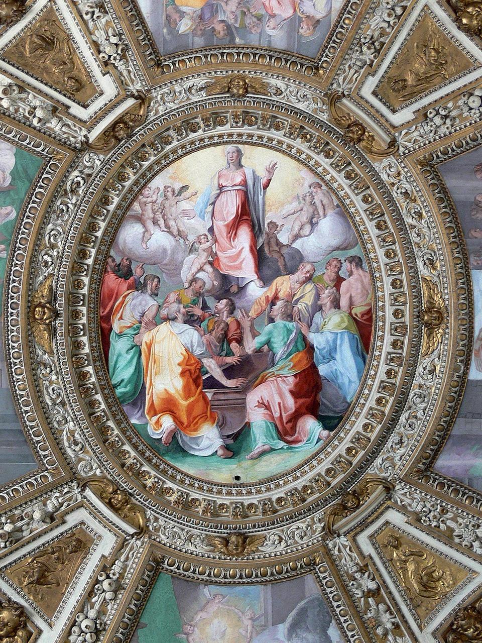 Wniebowzięcie Maryi, barokowy fresk sufitowy z apostołami i puttami.