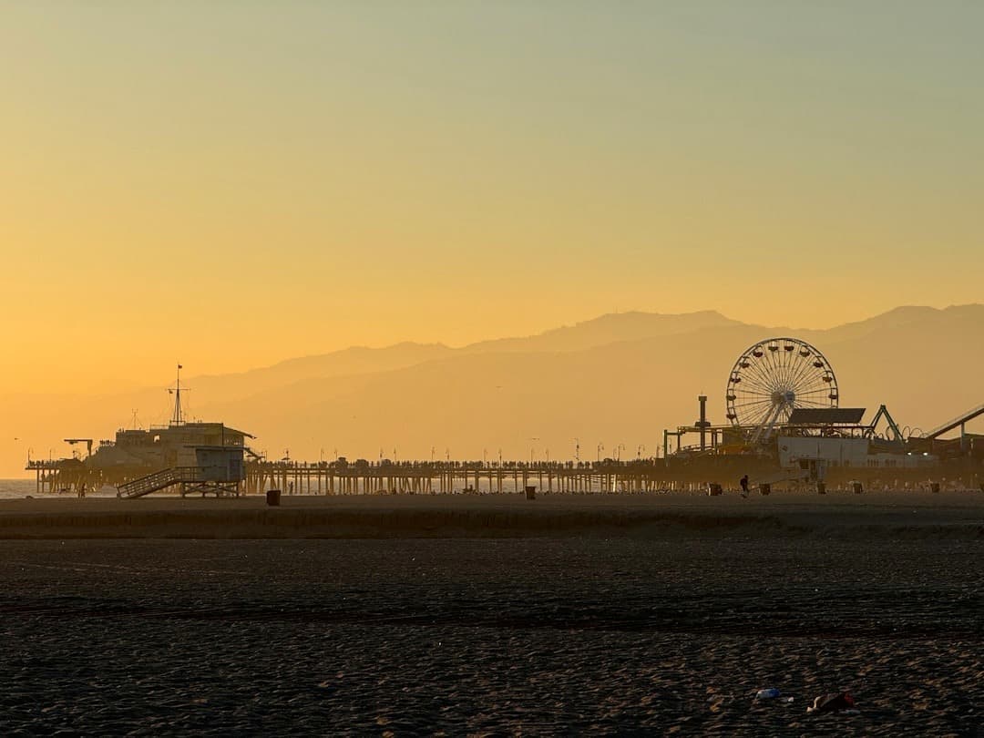 Molo Santa Monica, plaża, zachód słońca, góry