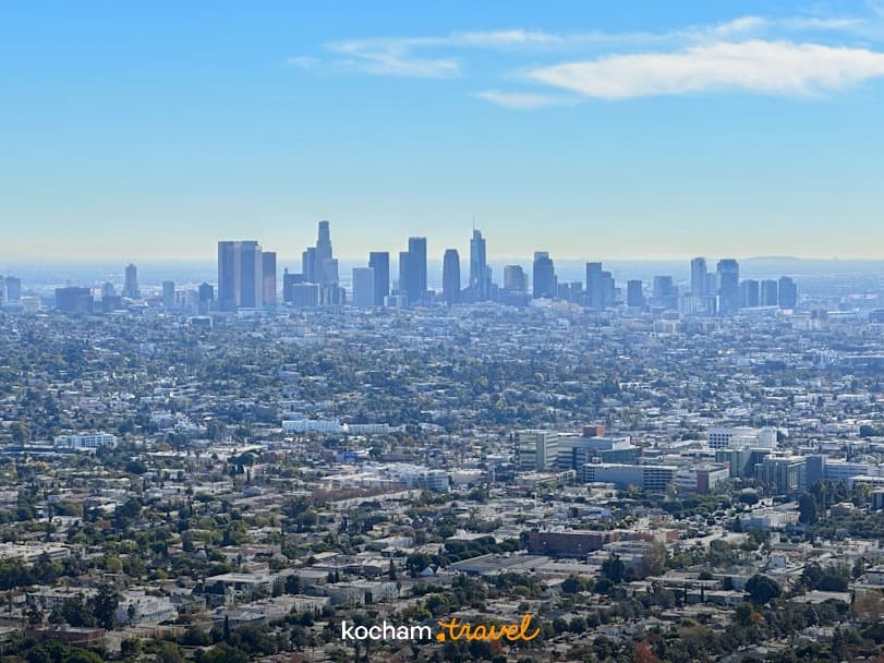 Panorama Los Angeles, drapacze chmur, rozległy krajobraz miejski, słoneczny dzień.