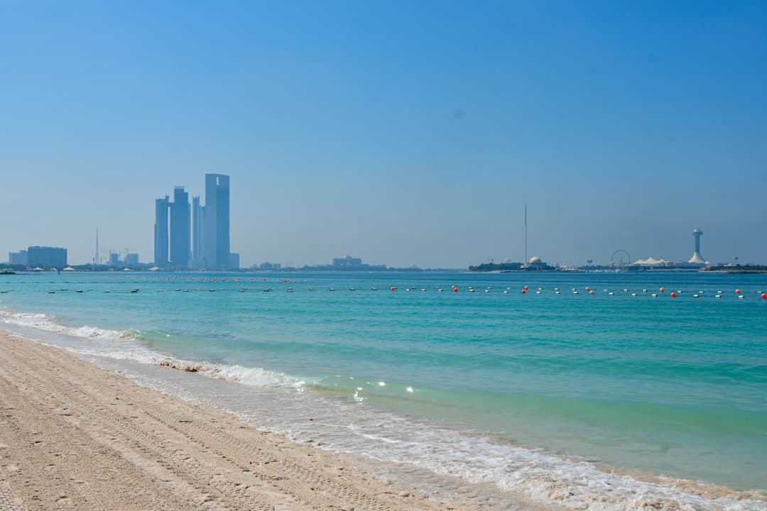 Plaża Abu Dhabi drapacze chmur wybrzeże morze.
