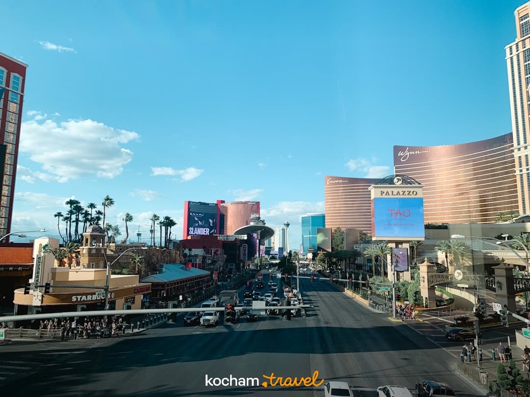 Panorama Las Vegas Strip z hotelami i ruchem ulicznym