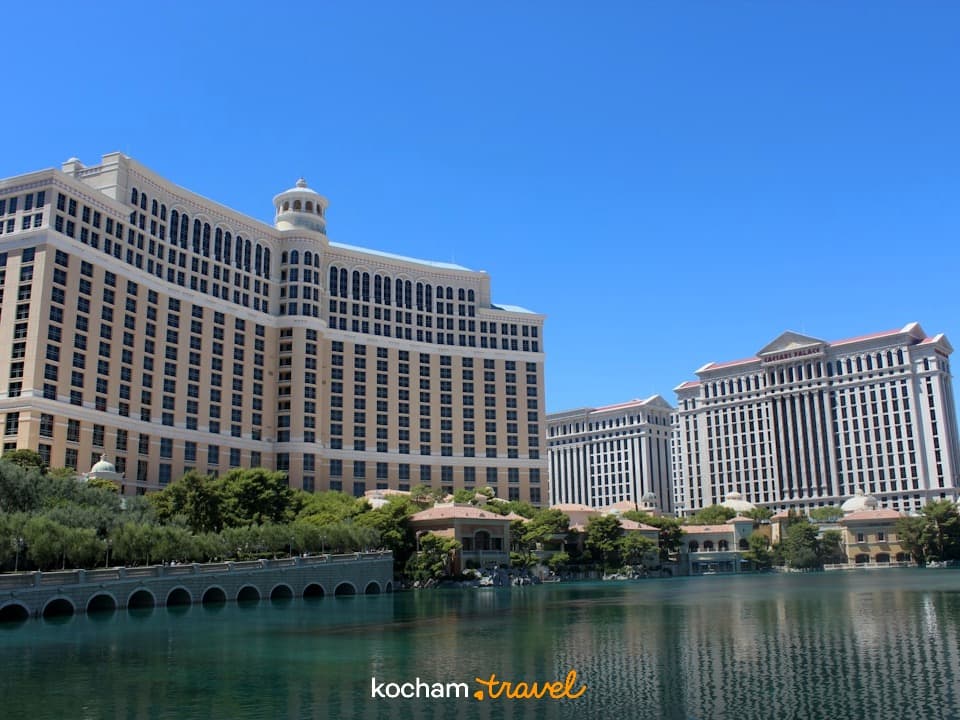 Hotel Bellagio, Las Vegas Strip, architektura kasyna, turkusowe jezioro, słoneczny dzień