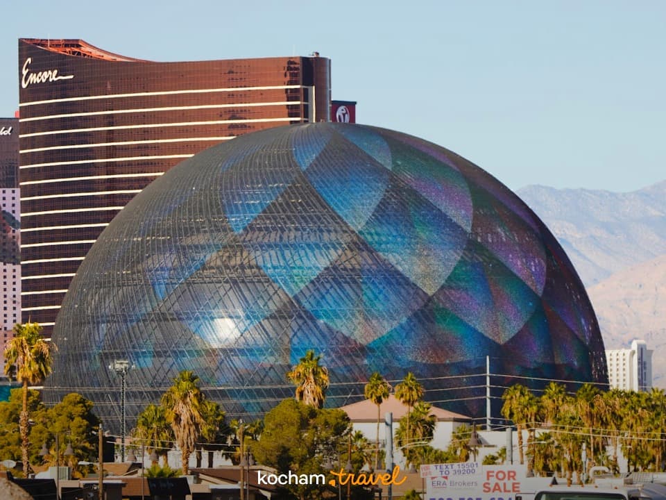 Las Vegas, The Sphere, Encore hotel, nowoczesna architektura, pustynny krajobraz.