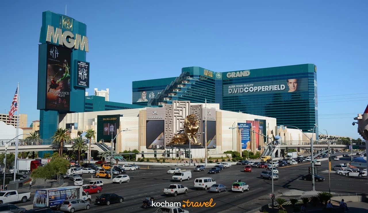 Słynny hotel MGM Grand w Las Vegas, architektura, ruch uliczny.