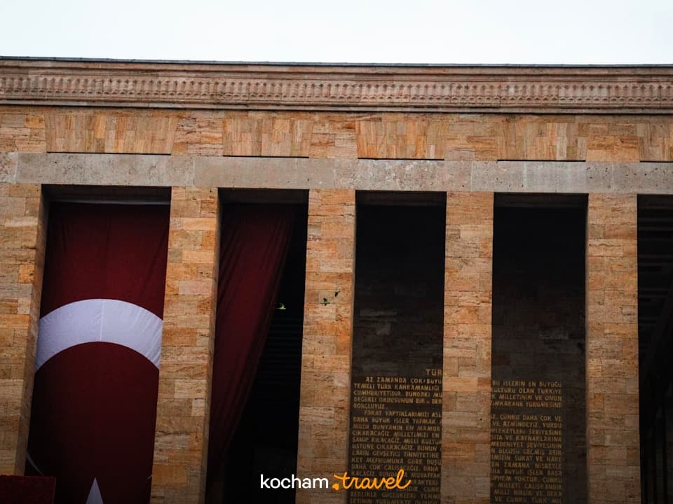 Wielki pomnik Anıtkabir, flaga turecka, kamienna architektura, Ankara.