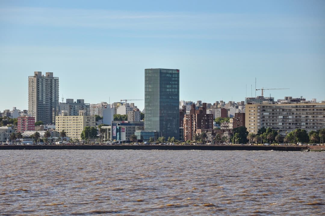 Wieżowce nad rzeką w mieście Montevideo
