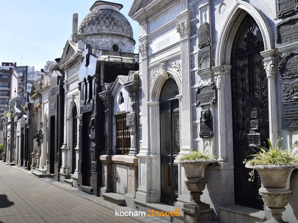 Cmentarz Recoleta, Buenos Aires, ozdobne marmurowe mauzolea, historyczna architektura.