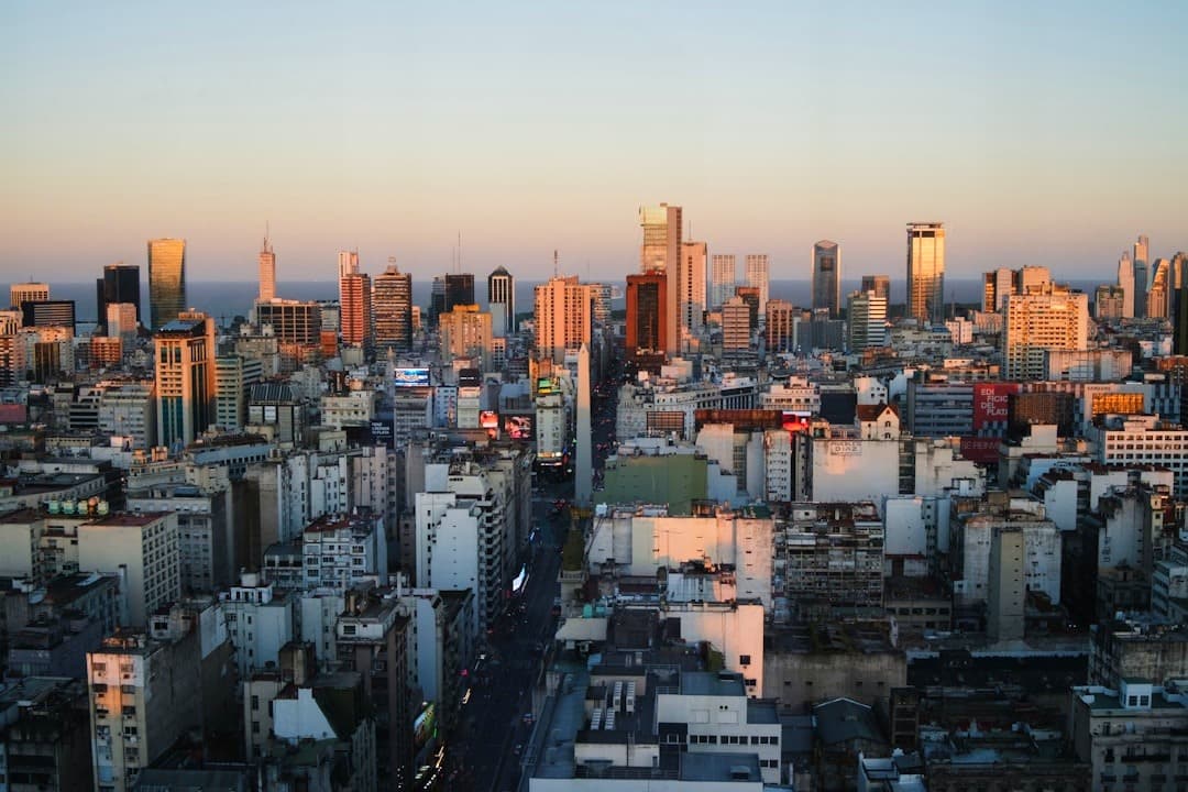 Panoramiczna panorama Buenos Aires z Obeliskiem o zachodzie słońca, Rio de la Plata.