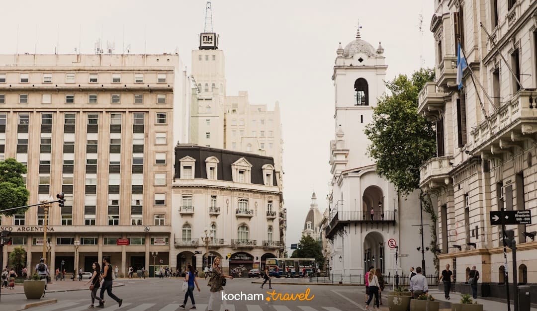 Buenos Aires, ulica, architektura kolonialna, nowoczesne budynki, piesi