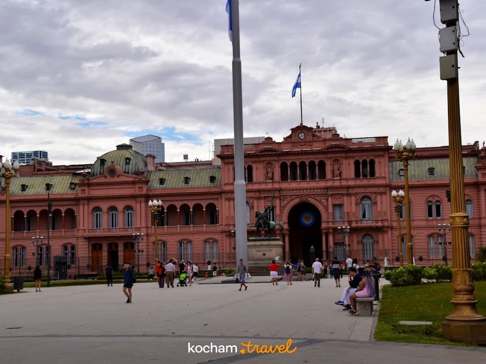 Różowy pałac Casa Rosada, Buenos Aires, Plac Majowy, architektura, ludzie.