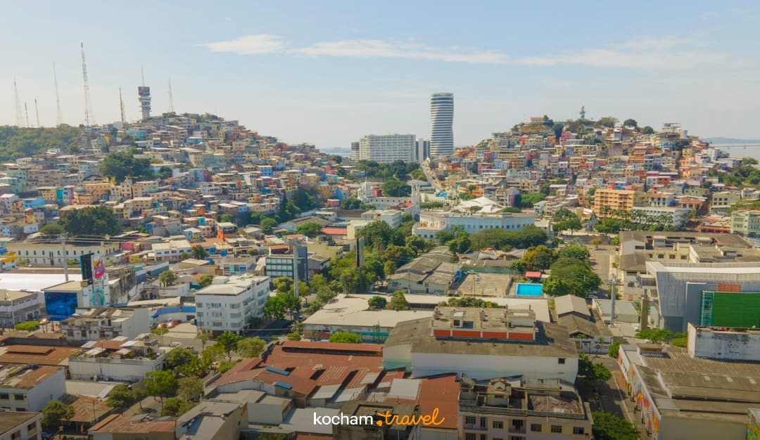 Panorama Guayaquil, wzgórza Santa Ana i El Carmen, kolorowe domy.