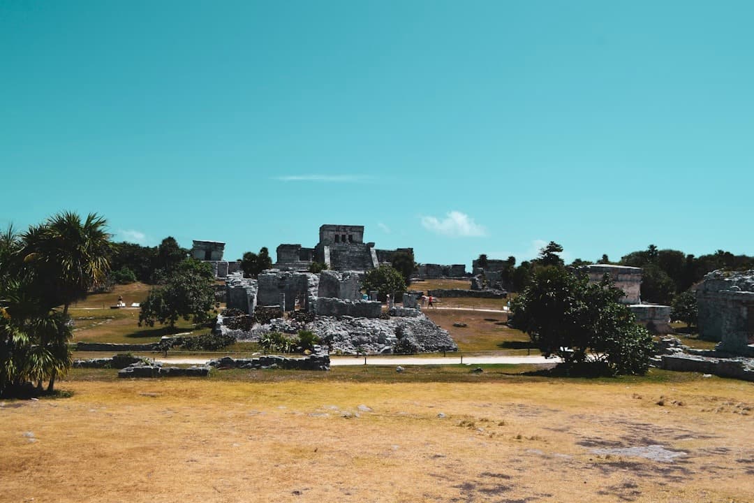 Starożytne ruiny Majów Tulum, Meksyk pod błękitnym niebem.
