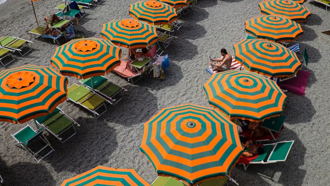 Parasole plażowe w pomarańczowe i zielone pasy