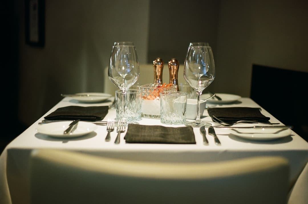 Elegancko nakryty stół restauracyjny przygotowany dla dwóch osób.