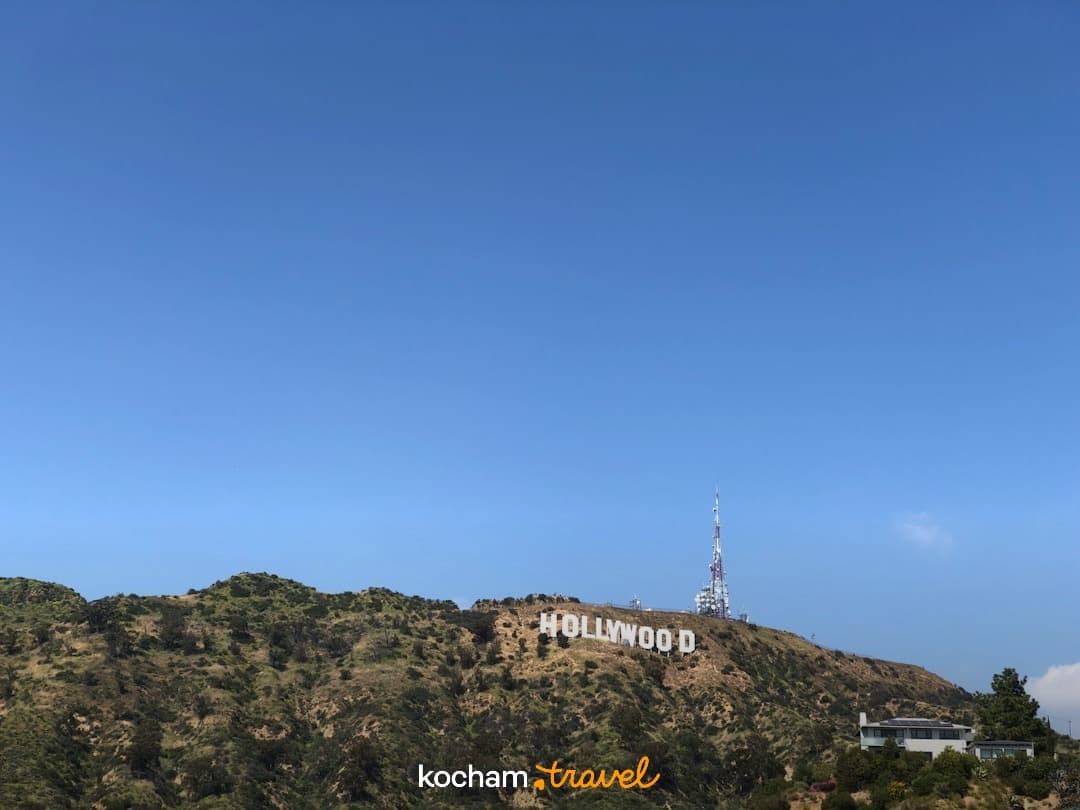 Znak Hollywood na wzgórzu, słoneczny dzień w Los Angeles