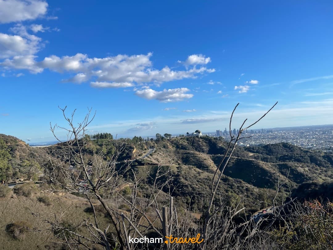 Panorama Los Angeles, Wzgórza Hollywood, Obserwatorium Griffitha, błękitne niebo.
