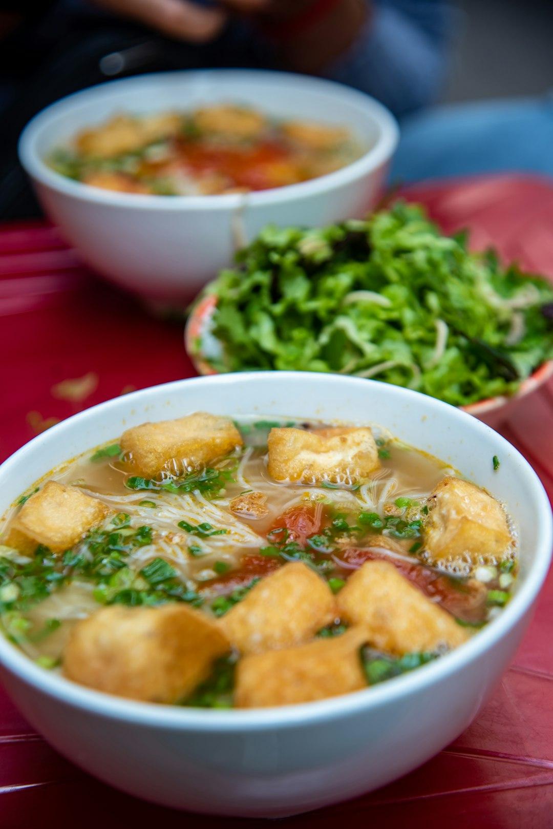 Wietnamska zupa makaronowa z tofu, pomidorami i zieloną cebulką.