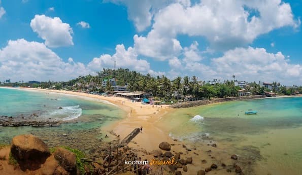 Panoramiczny widok tropikalnej plaży z turkusową wodą i palmami na Sri Lance.