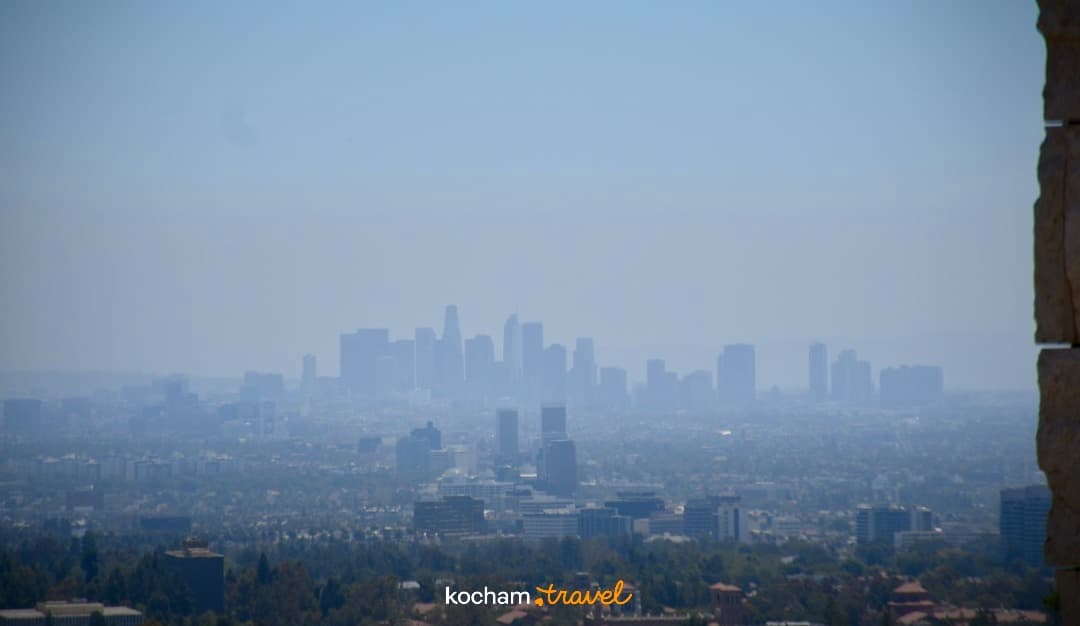 Mglista panorama Los Angeles z odległymi wieżowcami.
