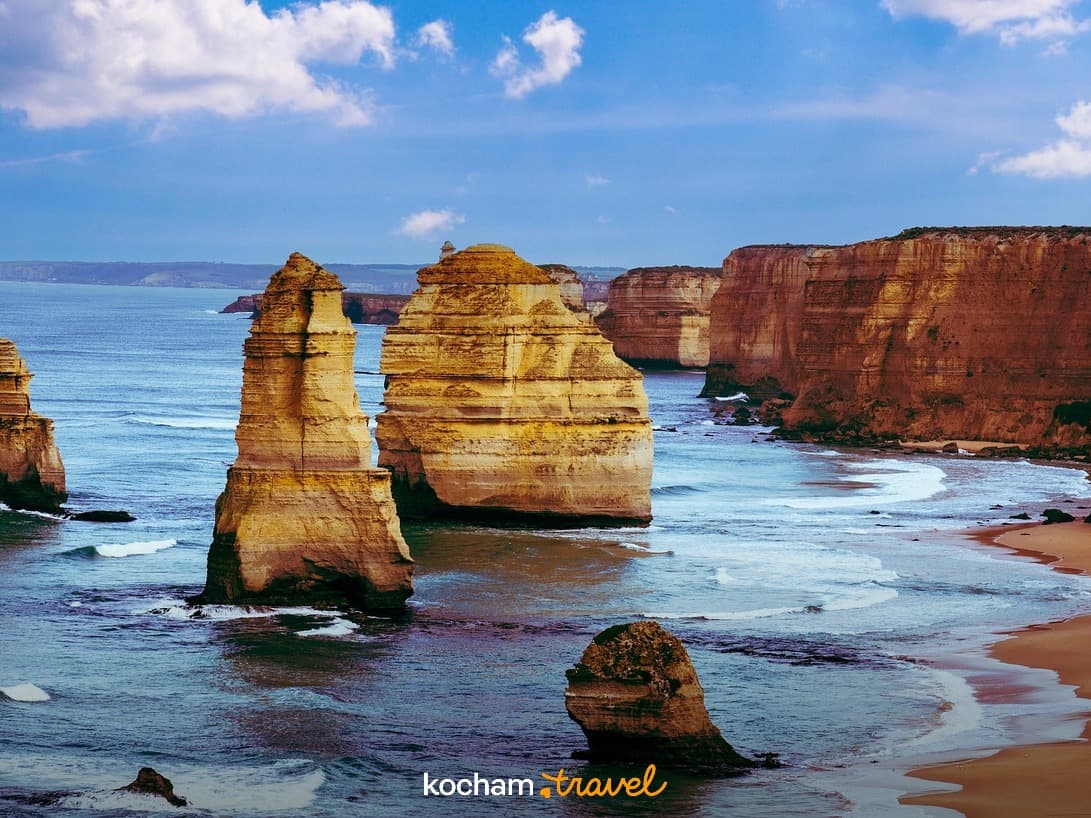 Dwunastu Apostołów Australia, skalne formacje wybrzeża, turkusowy ocean.