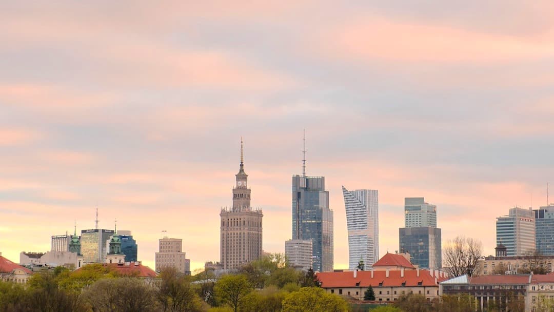 Panorama Warszawy z Pałacem Kultury i nowoczesnymi wieżowcami o świcie.