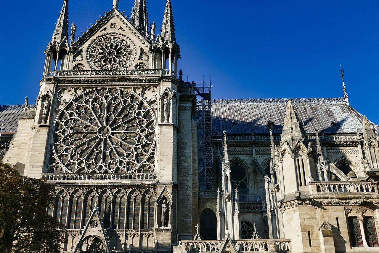 Gotycka katedra Notre Dame w Paryżu, wspaniałe okna różane.
