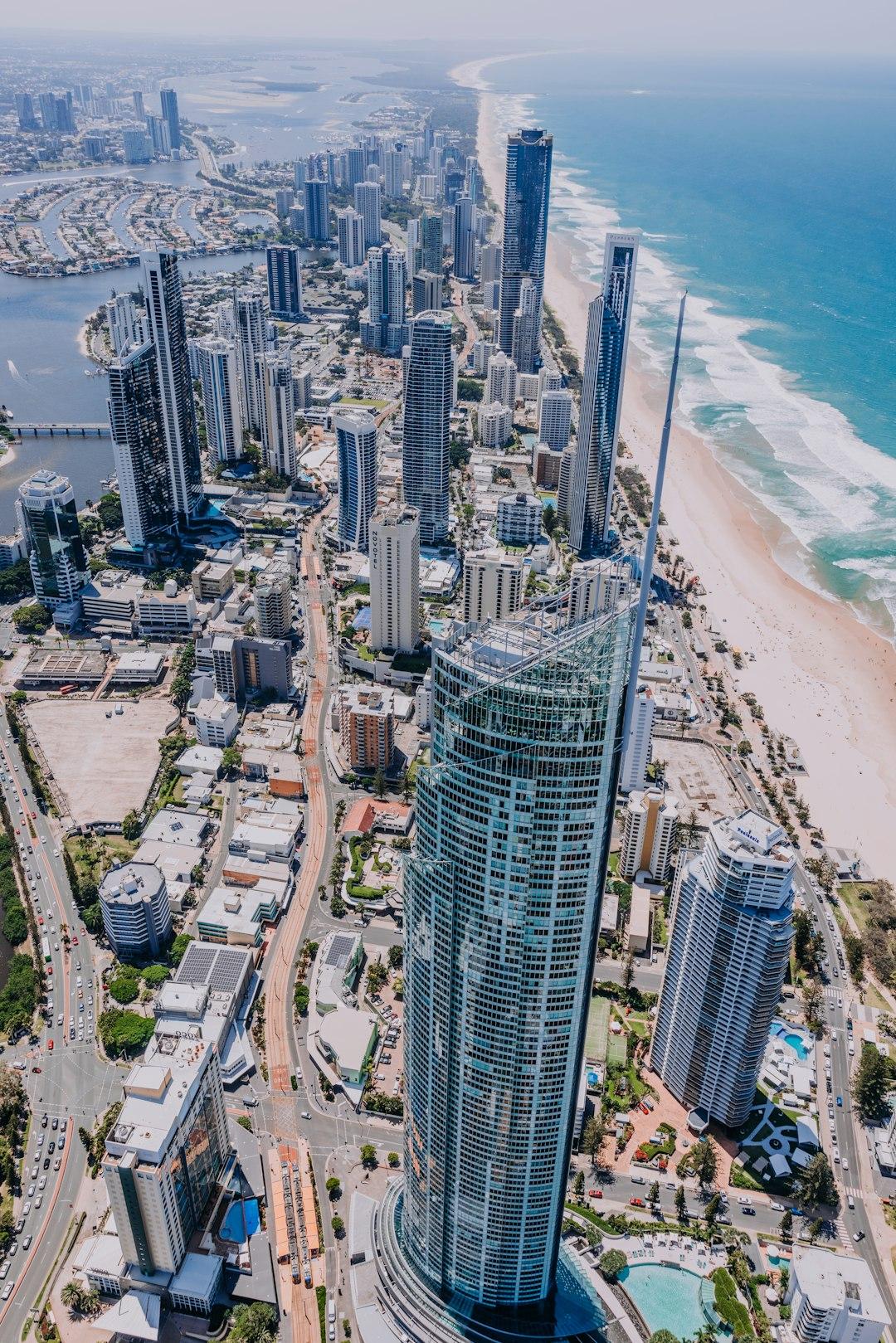 Panorama Gold Coast, Surfers Paradise: wieżowce, piaszczysta plaża, ocean.