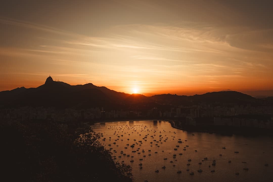 Zachód słońca nad Rio de Janeiro z Zatoką Guanabara i Chrystusem Odkupicielem.