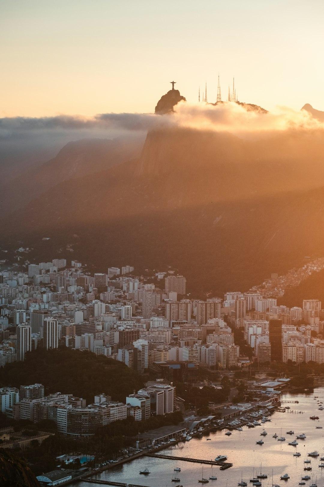 Rio de Janeiro o wschodzie słońca, Chrystus Odkupiciel, miasto, zatoka.