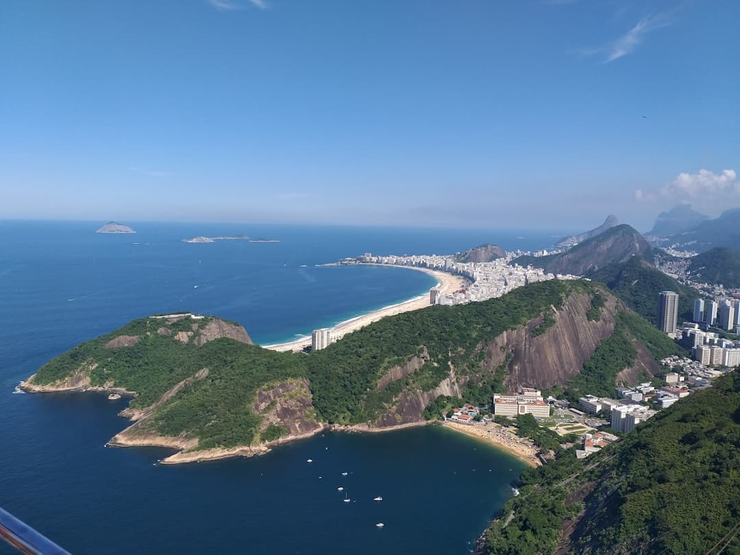 Panoramiczny widok na plażę Copacabana, góry i ocean w Rio de Janeiro.