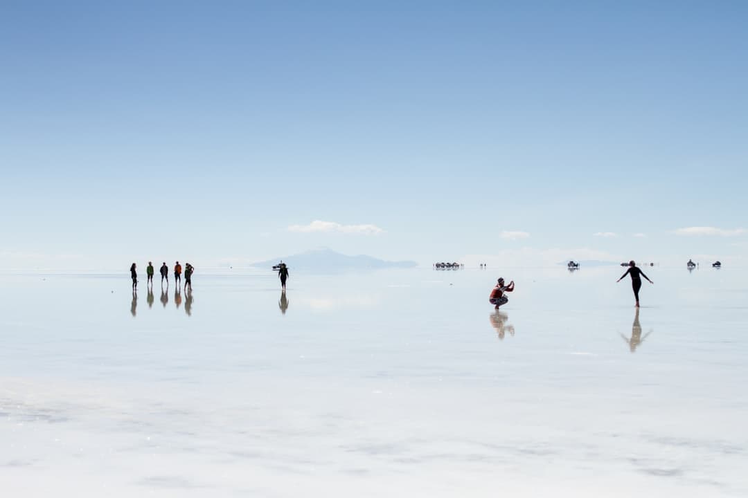 Podróżnicy pozują do zdjęć na słynnym solnisku Salar de Uyuni, Boliwia.