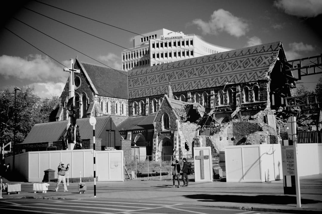 Ruiny Katedry Christchurch i nowoczesny budynek Millennium w Nowej Zelandii.