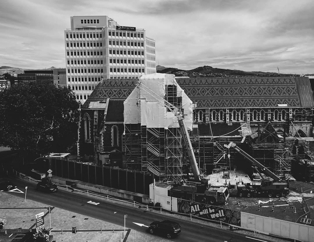 Renowacja katedry Christchurch, dźwigi, nowoczesny wieżowiec, miejska ulica.