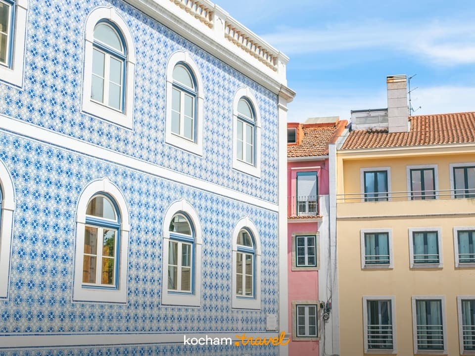 Portugalskie azulejos, kolorowe fasady kamienic, architektura miejska, słoneczny dzień.