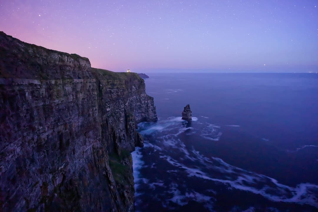 Klify Moher, nocna panorama, ocean, gwiazdy, Irlandia
